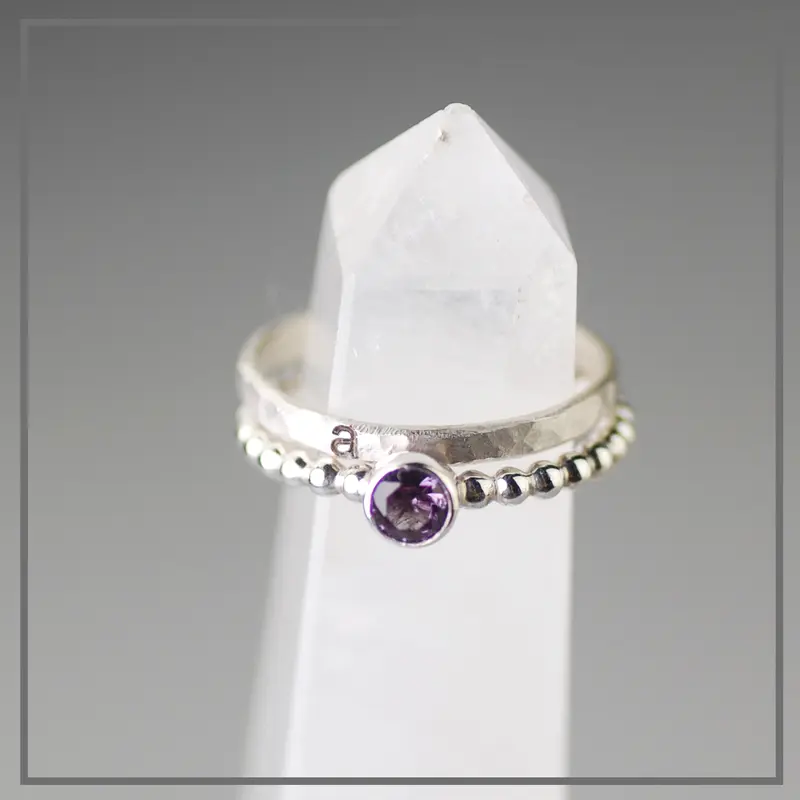 Balletjesring met geboortesteen en ruwe ring met een gravure