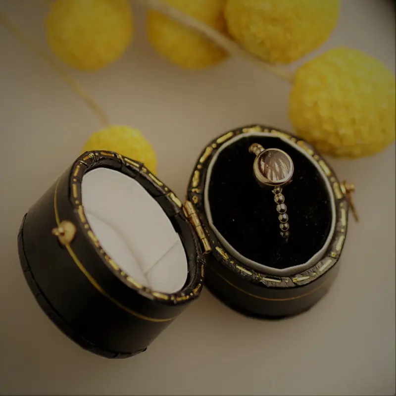 Balletjesring met Haarlok, Geboortesteen en Gravure