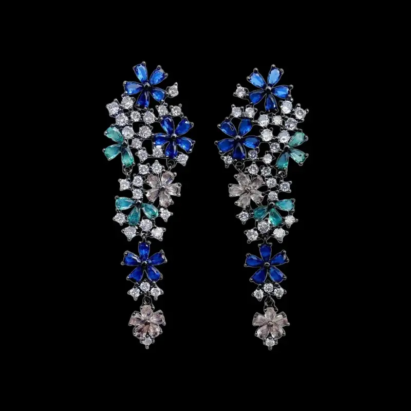 Blauwe en groene bloem oorhangers met zirkonia's