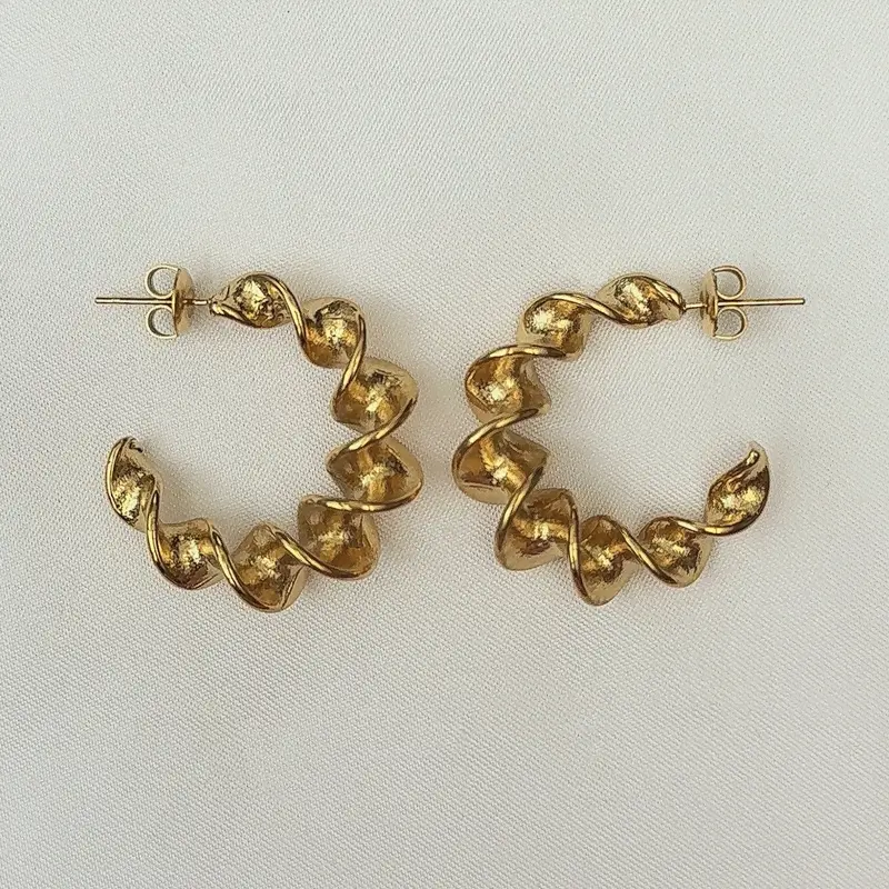 Curly Hoop | Oorbel