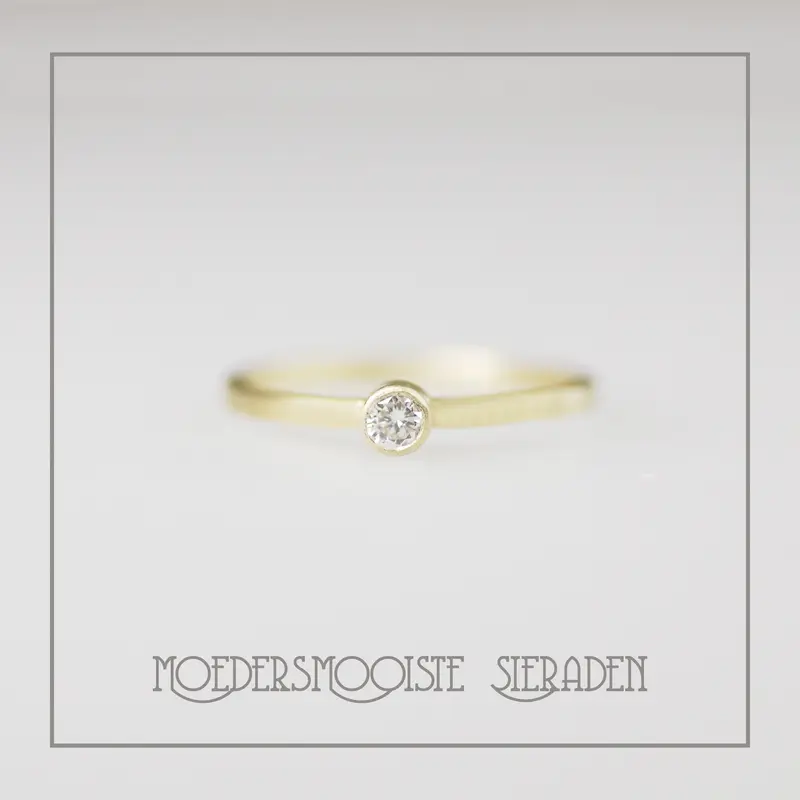 Gouden ring met Geboortesteen van April