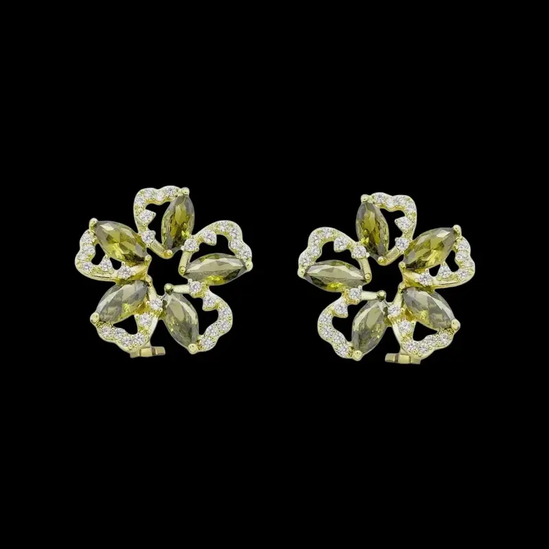 Goudkleurige Ajour Bloem Clip Oorbellen met Groene Zirkonia Stenen