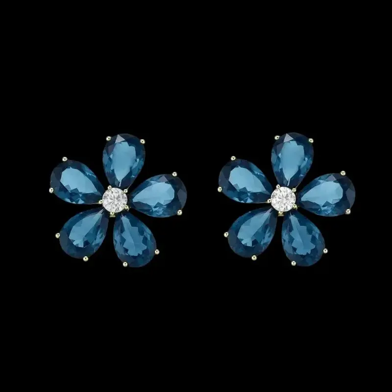 Goudkleurige bloem oorbellen met blauwe zirkonia stenen