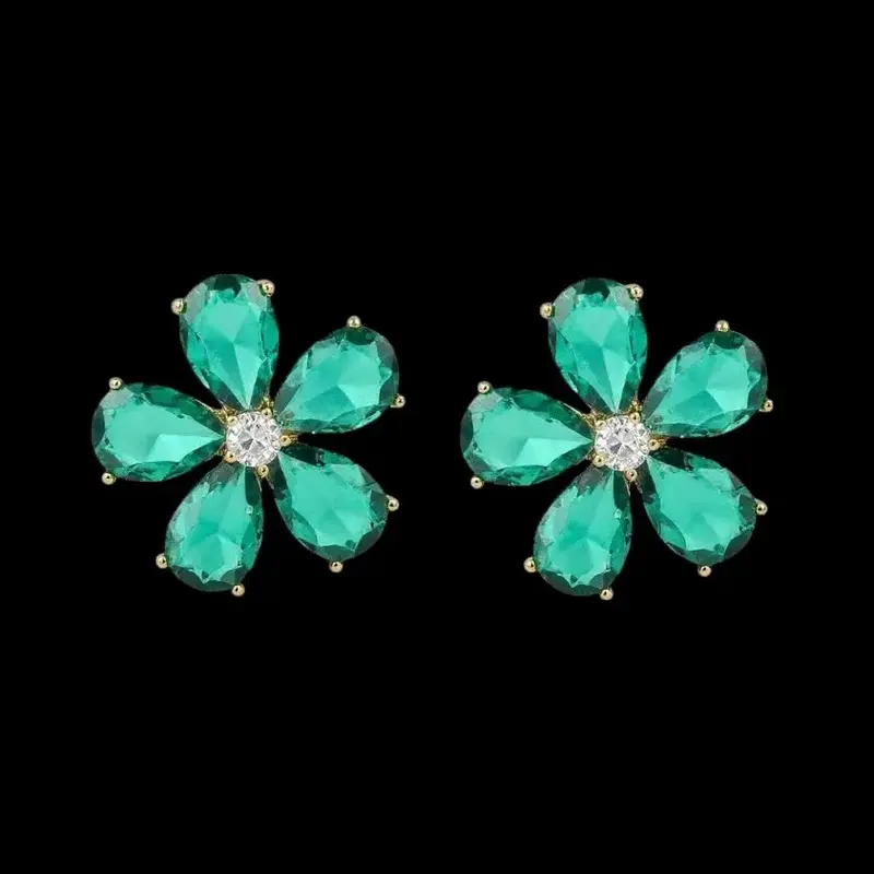 Goudkleurige bloem oorbellen met groene zirkonia stenen