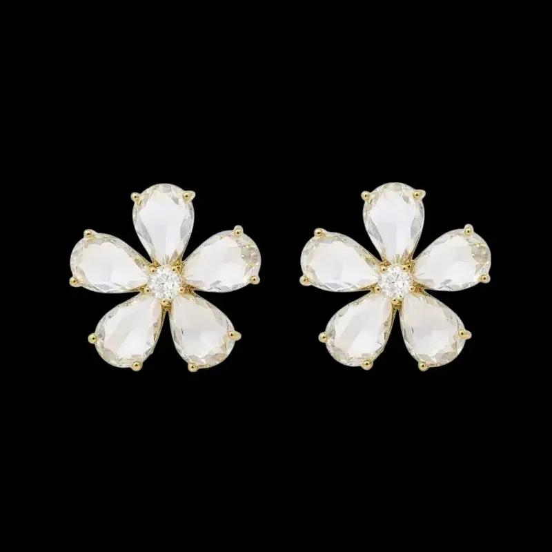 Goudkleurige bloem oorbellen met zirkonia stenen