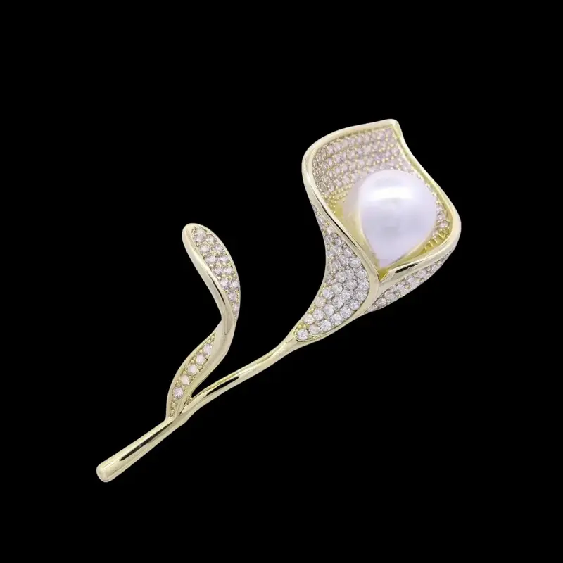 Goudkleurige Calla Bloem Broche met Witte Imitatieparel en Zirkonia Stenen