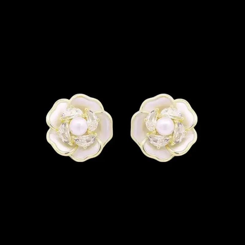Goudkleurige Camellia Clip Oorbellen met Parels, Emaille en Zirkonia Stenen