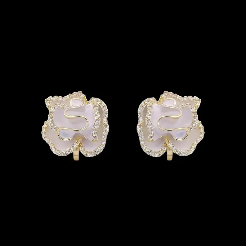 Goudkleurige Camellia Clip Oorbellen met Witte Emaille en Zirkonia Stenen