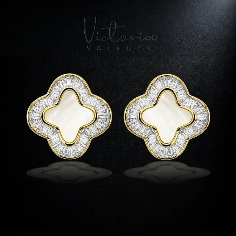 Goudkleurige Clover Clip Oorbellen met Parelmoer en Zirkonia Stenen