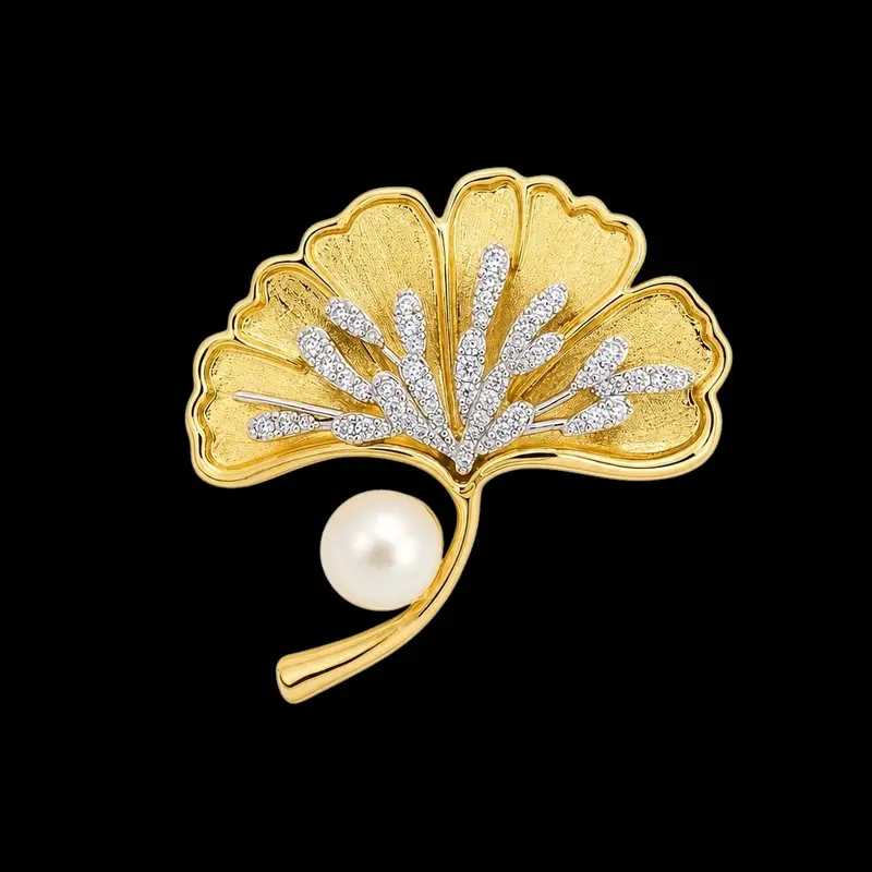 Goudkleurige Ginkgo Broche met Zoetwaterparel en Zirkonia Stenen