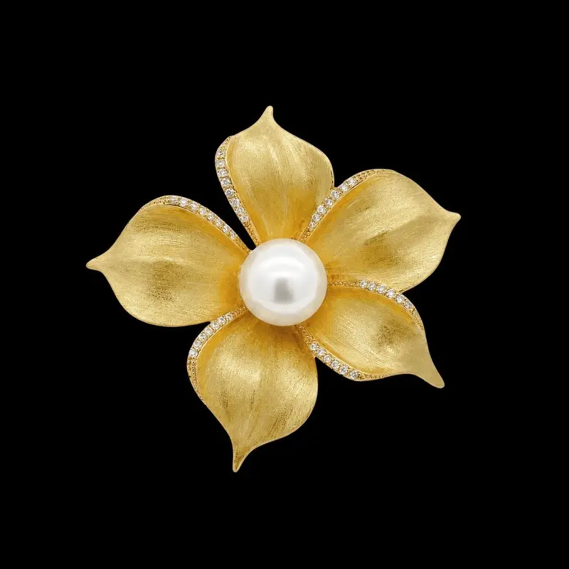 Goudkleurige Gradenia Broche met Zoetwaterparel