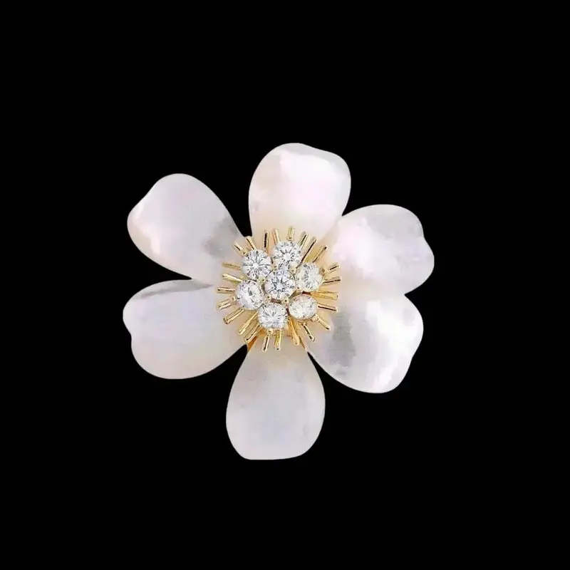 Goudkleurige Jasmijnbloem Broche met Zirkonia en Parelmoer