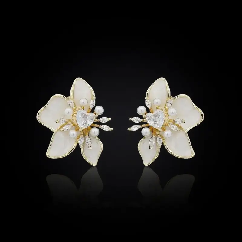 Goudkleurige Magnolia Oorbellen met Parels, Emaille en Zirkonia