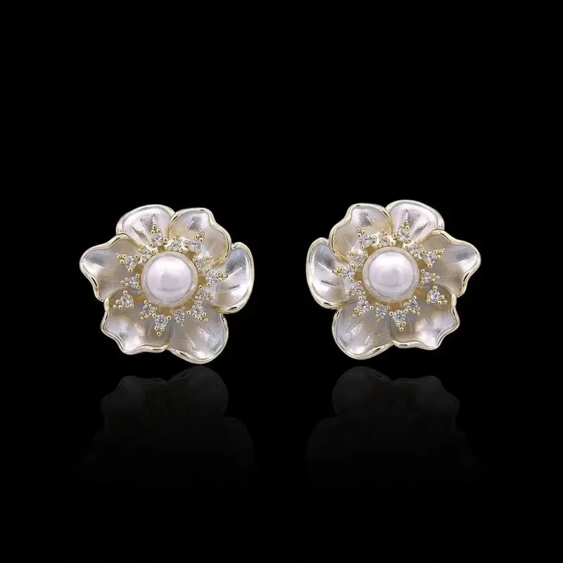 Goudkleurige mini sakura bloem oorbellen met parels en zirkonia stenen