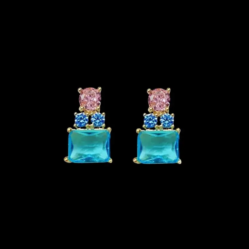 Goudkleurige oorbellen met roze en blauwe zirkonia's