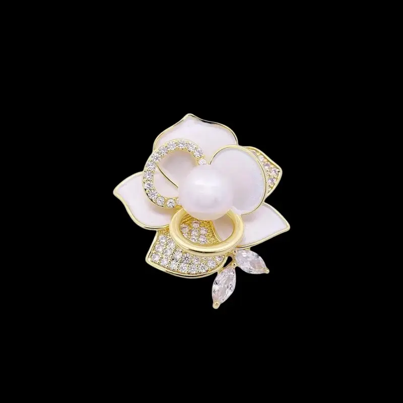 Goudkleurige Orchidee Broche met Zoetwaterparel, Emaille en Zirkonia Stenen
