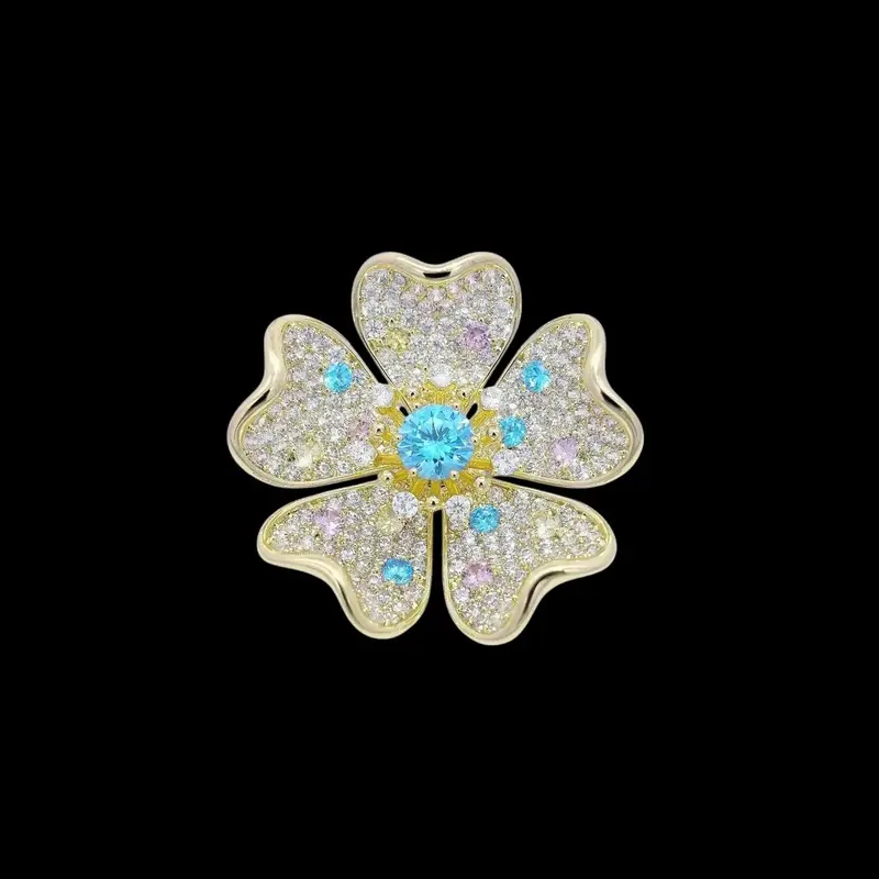 Goudkleurige Sakura Bloem Broche met Pavé Blauwe, Gele, Roze en Witte Zirkonia Stenen