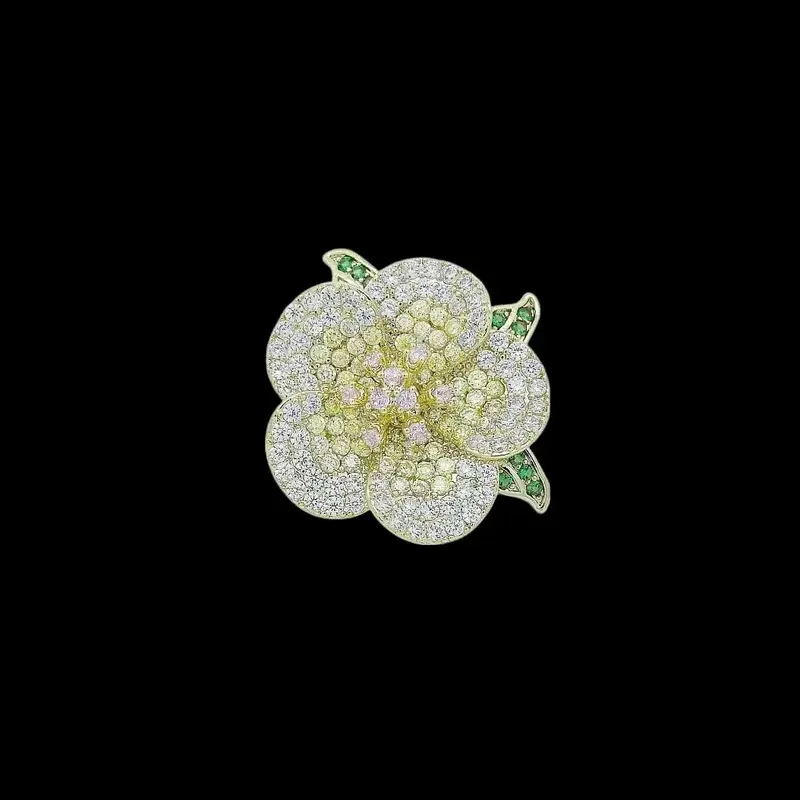 Goudkleurige Sakura Bloem Broche met Pavé Multicolor Zirkonia en Roze Chaton Zirkonia
