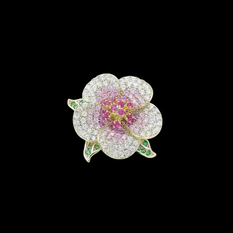 Goudkleurige Sakura Bloem Broche met Zirkonia Stenen