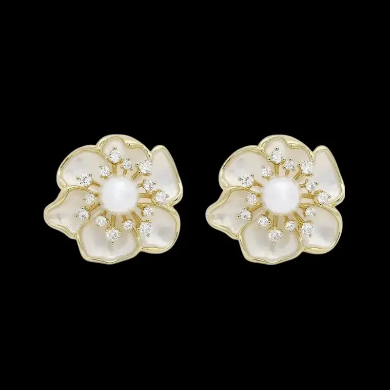 Goudkleurige sakura bloem oorbellen met parels, zirconia stenen en emaille