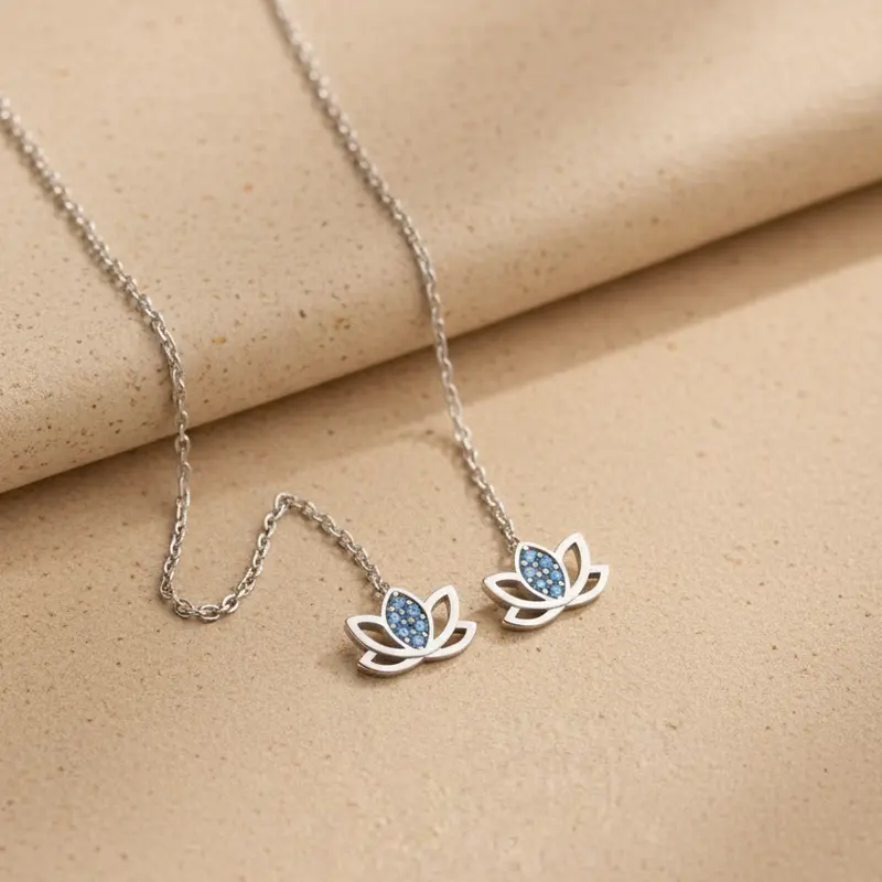 Minimalistische Lotus Doortrekoorbellen met Blauwe Steentjes | 925 Zilver