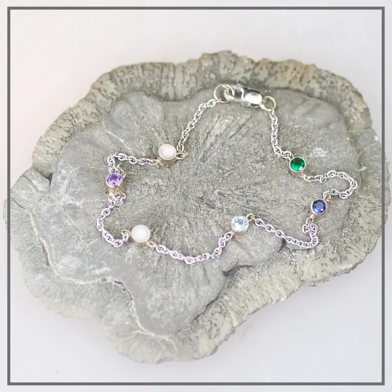 Moedermelk Armband Minimal in Witgoud met twee Melkcomponenten en Vier Geboortestenen
