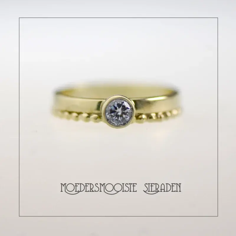 Ring Femke Goud met geboortesteen Bergkristal van april