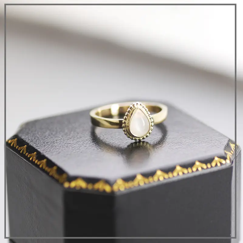 Ring goud met Milky Moonstone voor vruchtbaarheid en intuitie