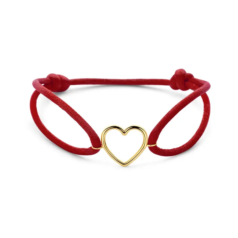 Rode satijnen dames armband met 14k geelgouden hartje – Statement van liefde in warm rood en goud