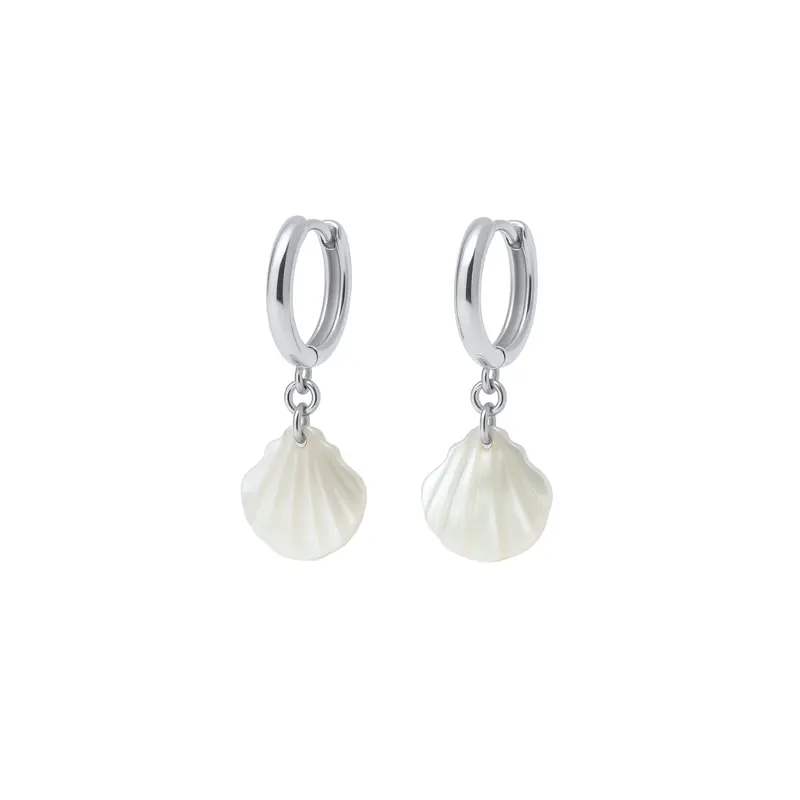 Symbolische Oorbellen – Licht parelmoer schelpjes