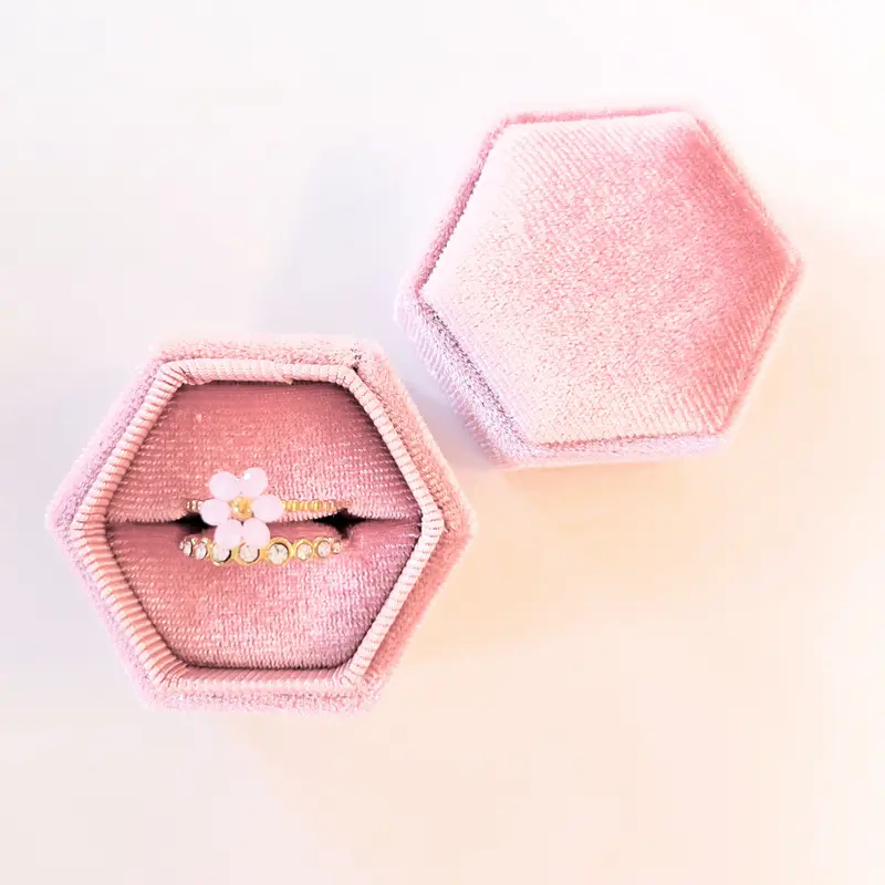 Velvet ringdoosje hexagon lichtroze