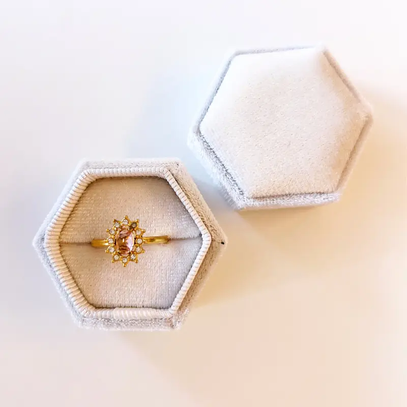 Velvet ringdoosje hexagon wit