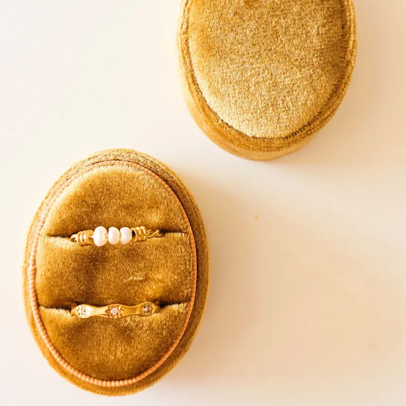 Velvet ringdoosje ovaal goud