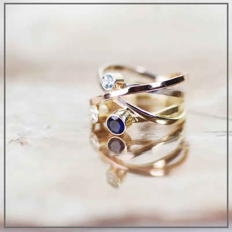 Wikkelring met drie kleuren goud en drie geboortestenen