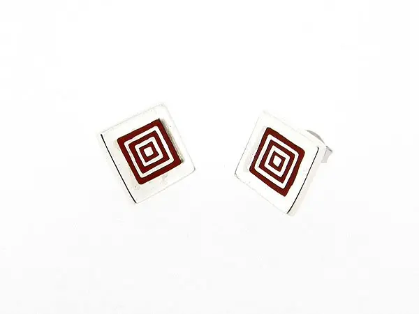 Zilveren oorsteker met Grieks motief in rood emaille