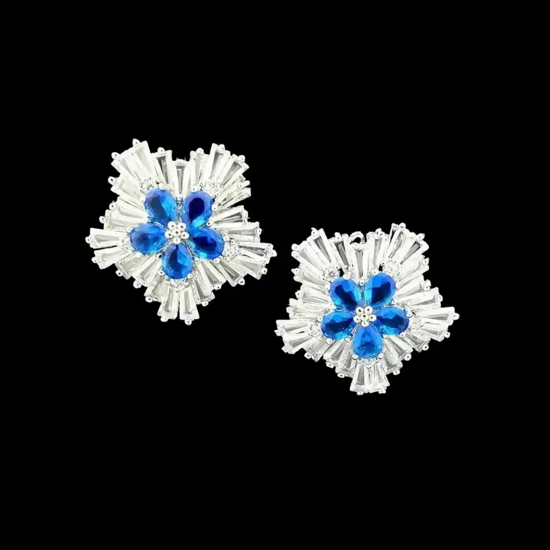 Zilverkleurige Bloem Oorbellen met Blauwe Zirkonia Stenen