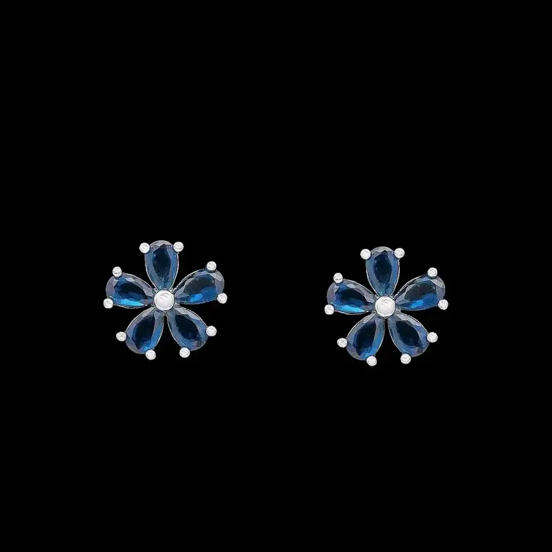 Zilverkleurige Bloem Oorbellen met Donkerblauwe Zirkonia Stenen