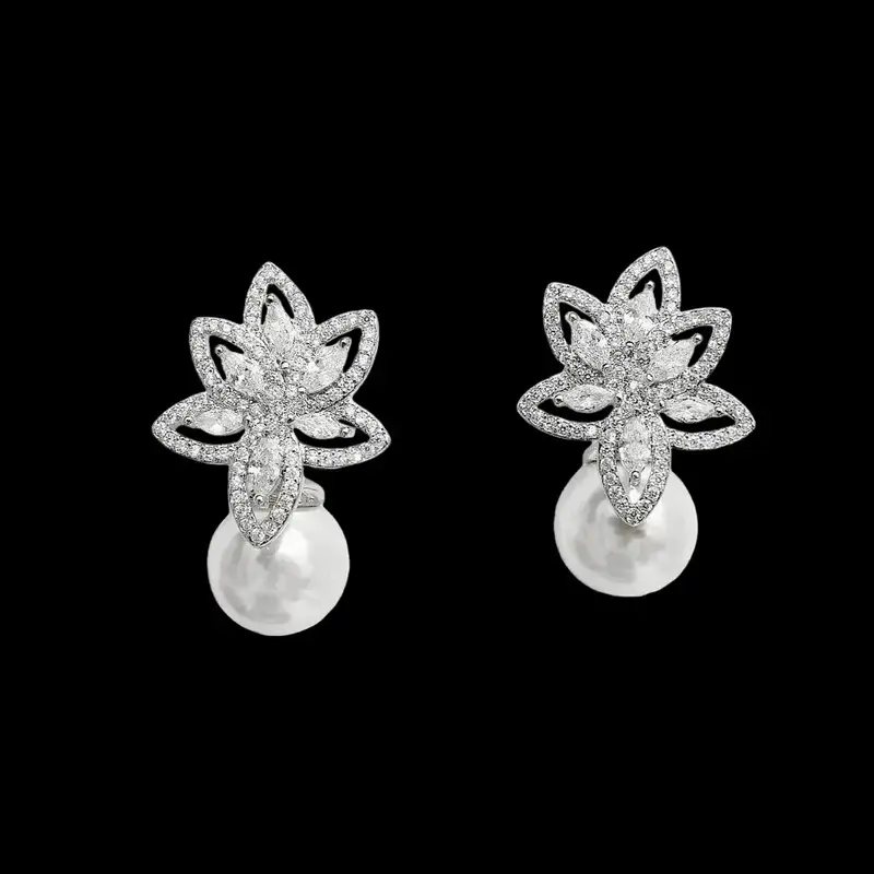 Zilverkleurige Bloem Oorbellen met Parels en Zirkonia Stenen