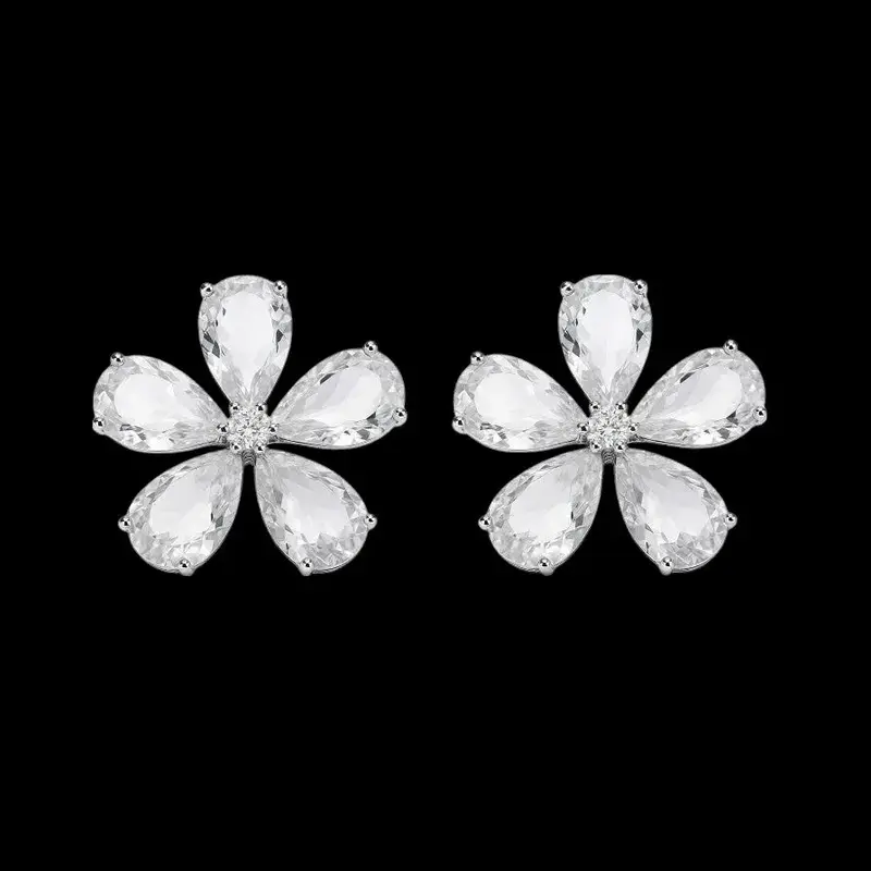 Zilverkleurige bloem oorbellen met zirkonia stenen
