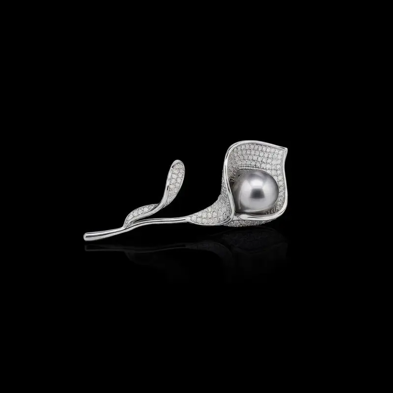 Zilverkleurige Calla Bloem Broche met Grijze Imitatieparel en Zirkonia Stenen