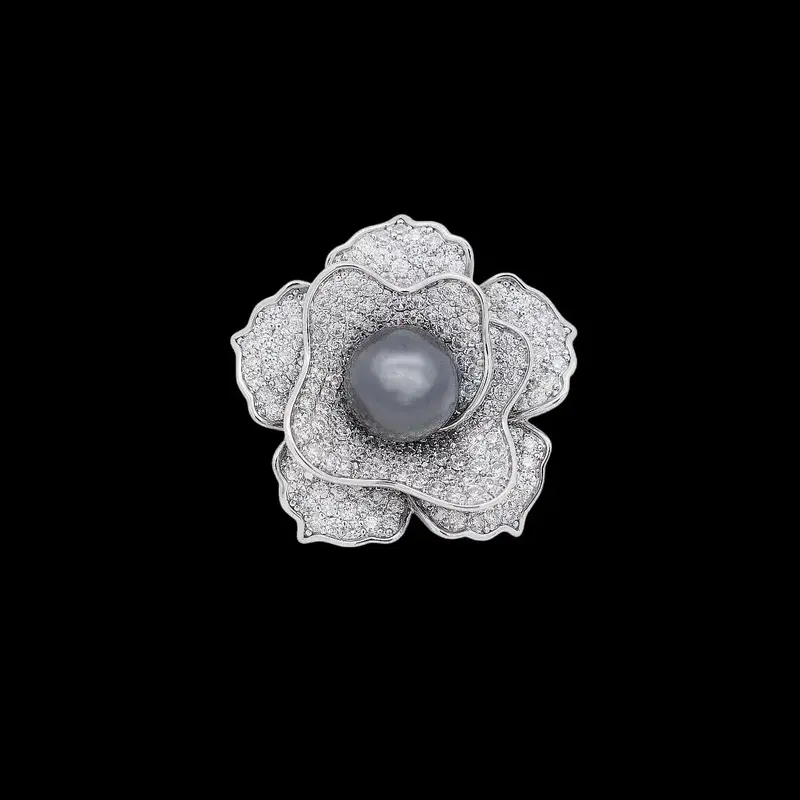 Zilverkleurige Camelia Bloem Broche met Grijze Imitatieparel en Zirkonia Stenen
