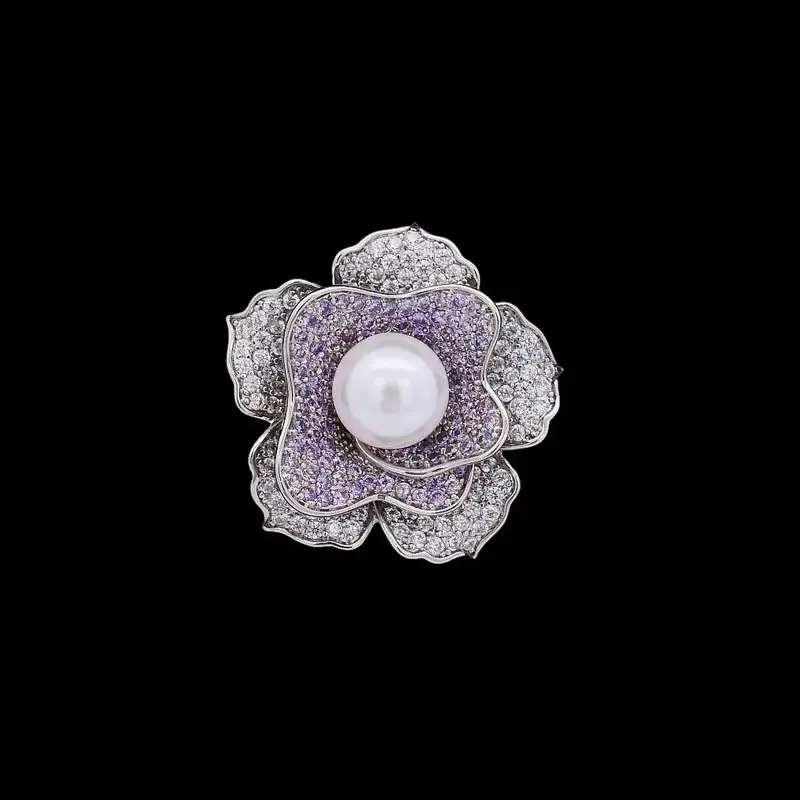 Zilverkleurige Camelia Bloem Broche met Imitatie Parel en Zirkonia Stenen