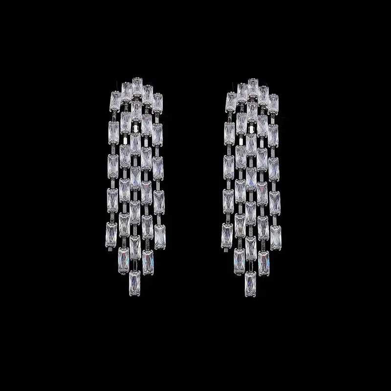 Zilverkleurige Cascade Clip Oorbellen met Baquette Zirkonia Stenen