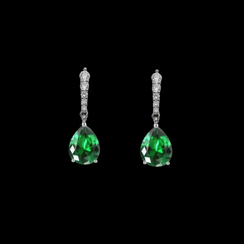 Zilverkleurige Cascade Oorbellen met Groene Zirkonia Stenen