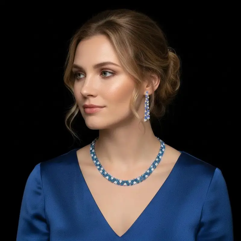 Zilverkleurige collier en oorbellen met blauwe hartvormige zirkonia stenen