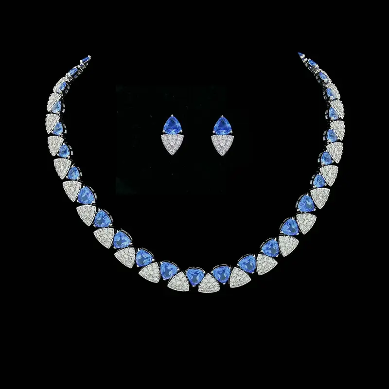 Zilverkleurige collier en oorbellen met blauwe zirkonia stenen