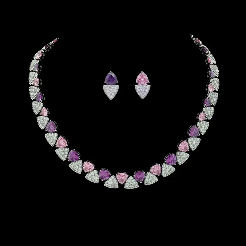 Zilverkleurige collier en oorbellen met paarse en roze zirkonia stenen
