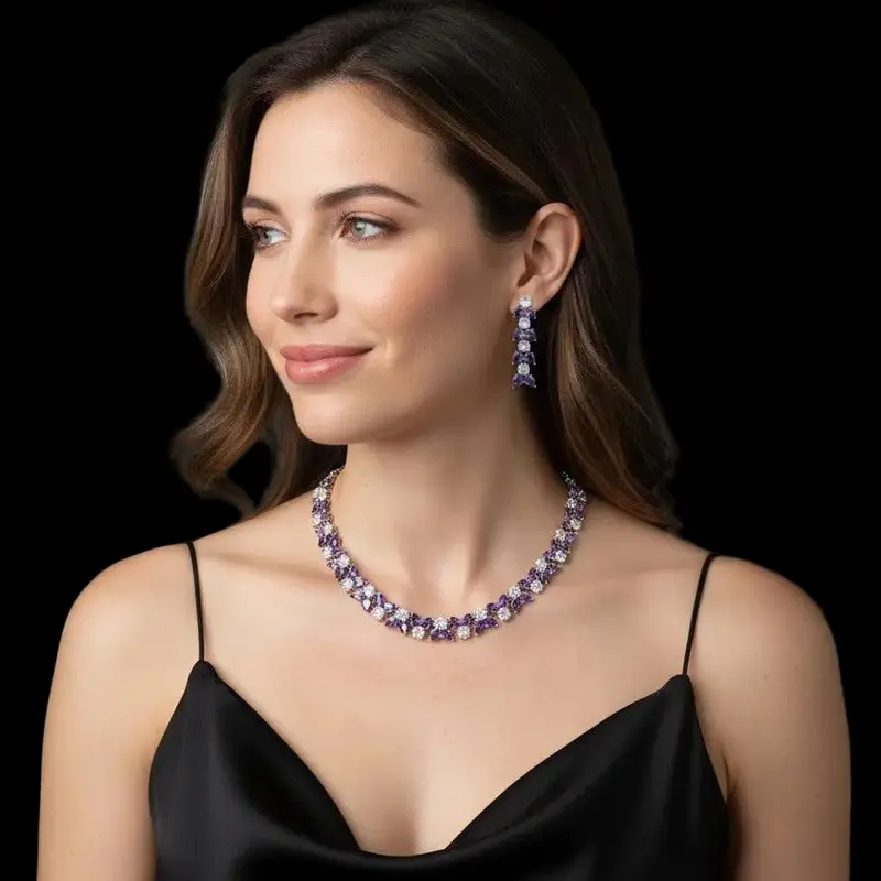 Zilverkleurige collier en oorbellen met paarse zirkonia stenen