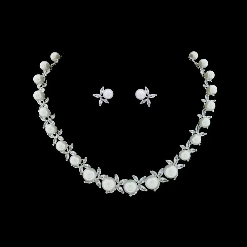 Zilverkleurige collier en oorbellen met parels en zirkonia stenen