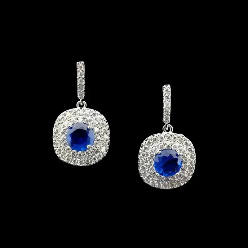 Zilverkleurige Entourage Oorbellen met Blauwe Zirkonia Stenen